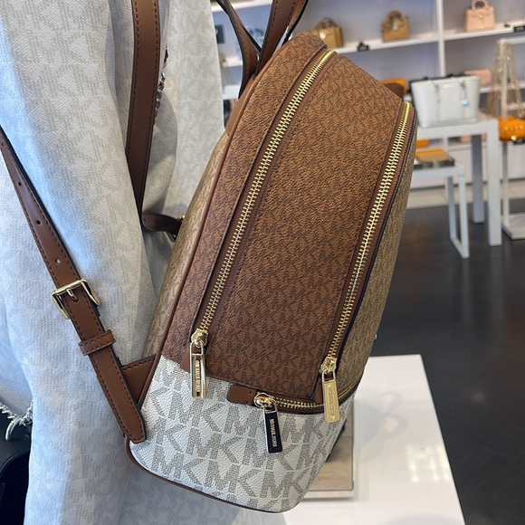 MICHAEL KORS Rhea Medium Zip Color-Block Signature Logo Backpack
CAMEL MULTI
NWT - Picture 10 of 16